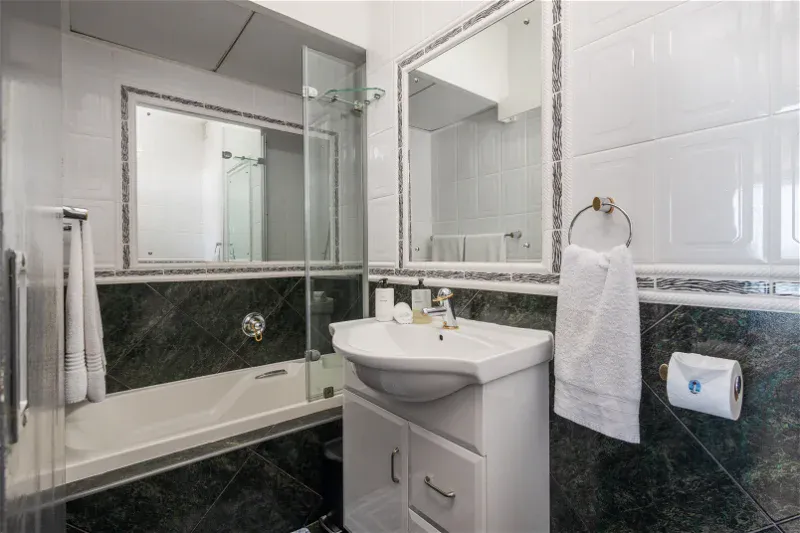 22_bronze_bay_28c23b45d.webp