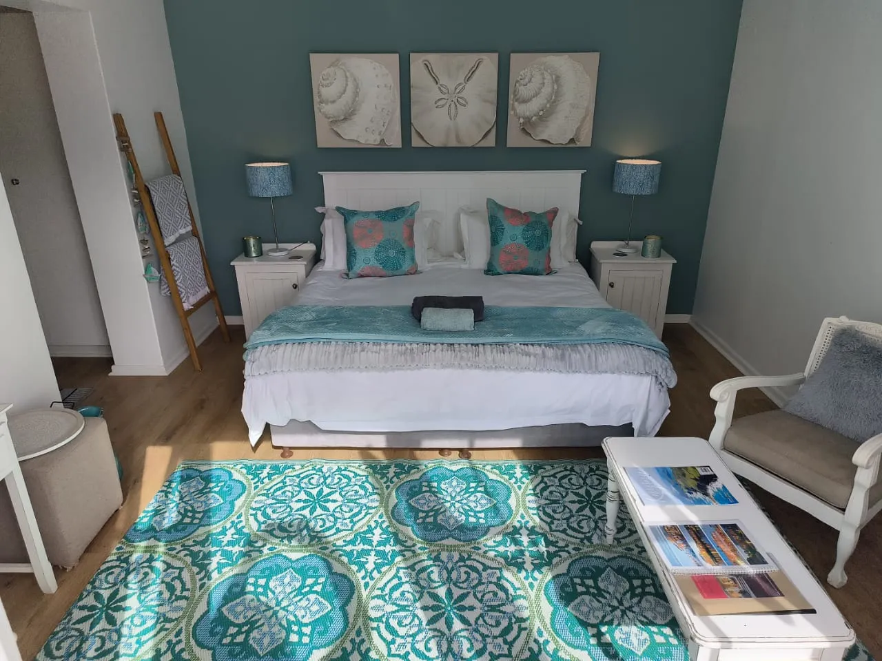 Cozy bedroom with a large bed patterned rug and bedside tables with lamps