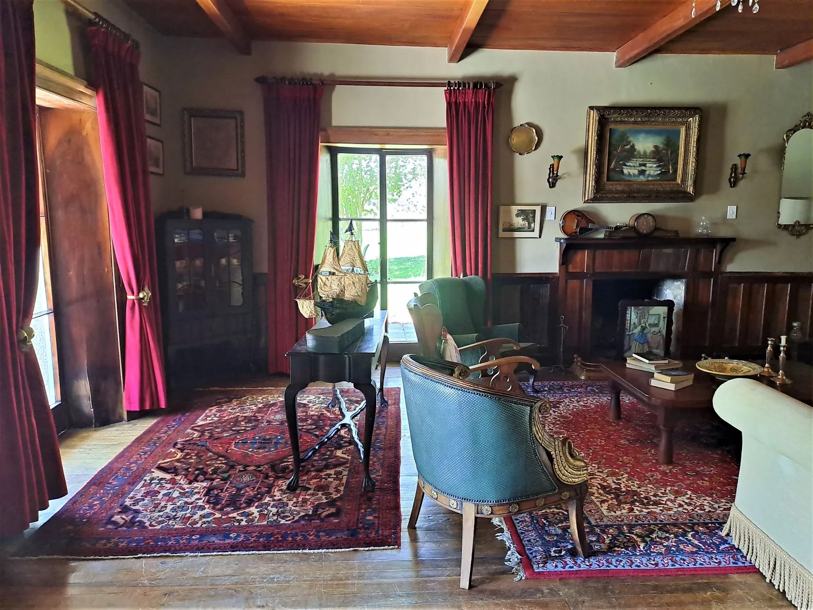 Cozy living room with vintage furniture red curtains and a fireplace